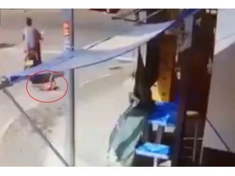 Kadın sürücü çocuğunu yola düşürdü