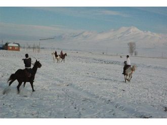 Kar üzerinde cirit gösterisi yaptılar