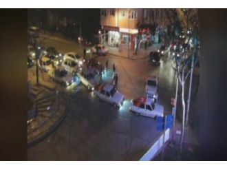 Yolu trafiğe kapatıp ’drift’ yaptılar