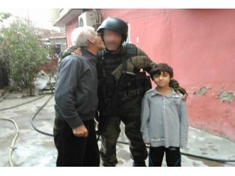 Polis ve asker şefkati görenleri duygulandırdı