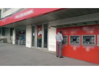 Duvarı delip banka soydular