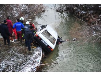 Dereye uçan otomobilde can verdi