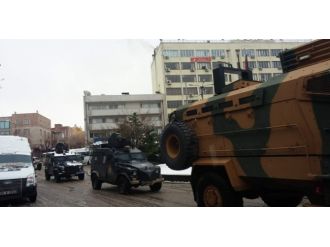 Polis iki mahalleyi abluka altına aldı