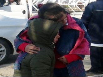 Kaza sonrası üşüyen kardeşlerini sarılarak ısıttı