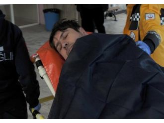 Genç ve üvey babası birbirlerini bıçakladı