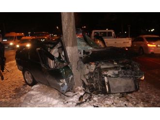 Otomobil ağaca saplandı: 5 yaralı