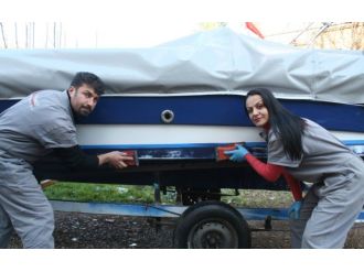 Kocasını yanına çırak aldı