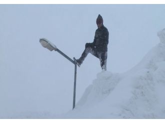 Burası Türkiye: Direkler bile kara gömüldü !