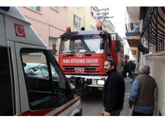 Çocuklarını alevlerin arasından son anda kurtardı