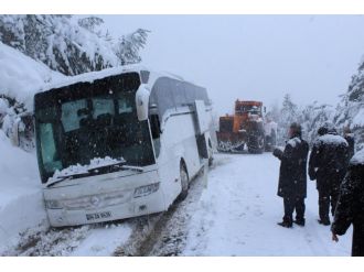 Otobüs kara saplandı: 35 kişi mahsur kaldı