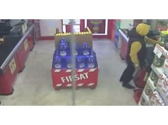 İstanbul’da bıçaklı gasp kamerada