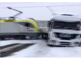 Tren TIR’ı böyle biçti !