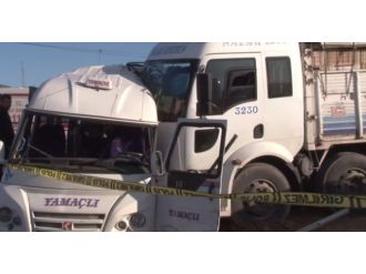 Kamyon dolmuşa çarptı: 2 ölü, 7 yaralı