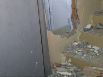 Polis balyozla duvarı delip içeri girdi