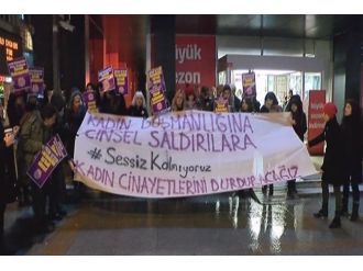 Trafiği kapatıp kadına şiddeti protesto ettiler