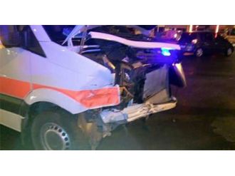 Ambulans ile ticari araç çarpıştı: 1 yaralı