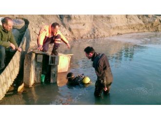 İş makinesi nehre uçtu: 1 ölü