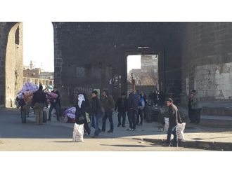 Teröristler hendek kazdı: İlçe dışına göç başladı