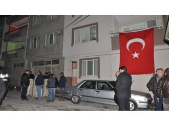Susurluk şehidine ağlıyor