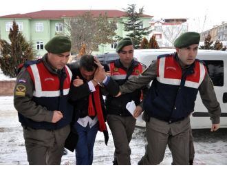 Şizofren adam 5 aylık hamile eşini öldürdü