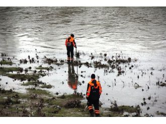 Vurduğu ördeğin peşinden giden avcı kayboldu