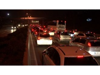 Midibüs kaza yaptı, TEM kilitlendi: 1 ölü, 17 yaralı