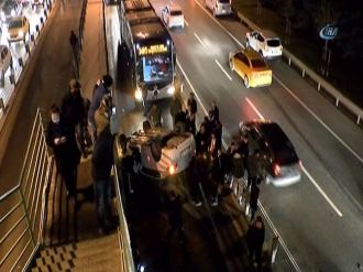 Takla atan otomobil metrobüs yoluna girdi