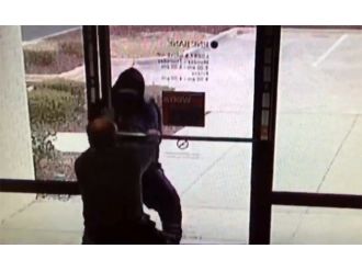 Soyguncu kapıda müdürle karşılaşınca !