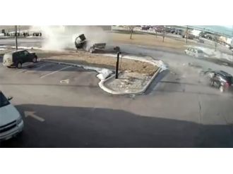 Önüne çıkan her araca çarptı !