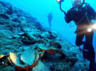 Su altında 4 bin yıllık ticaret gemisindeki bulgulara ulaşıldı