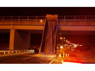 Damperi açık kalan kamyon üst geçide çarptı