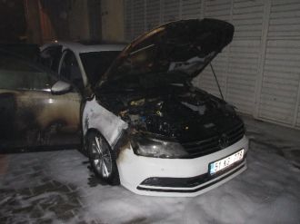 3 otomobili kundakladılar