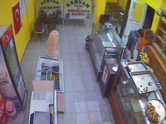 İşe başladığı gün hem patronu hem kasayı soydu