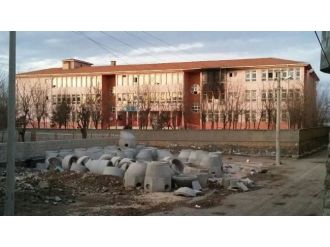 Teröristler 3 okulu ateşe verdi