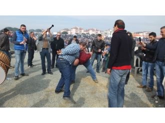 Önce develer sonra onlar güreşti