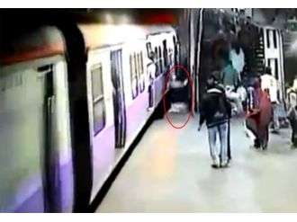 Binmek istediği trenin altında can verdi