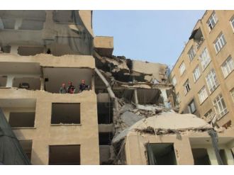 Yıkım yapılan binada göçük: İşçiler enkaz altında