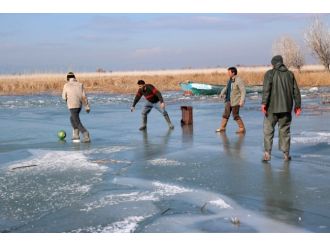 Buz tutan gölde futbol oynadılar