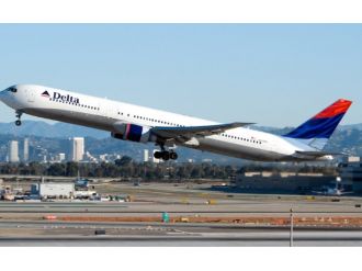 Kadın hostesler yumruk yumrağa kavga etti