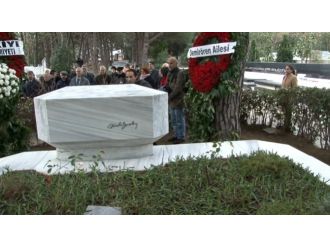 Abdi İpekçi kabri başında anıldı