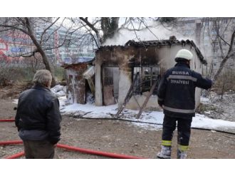 Yanan kulübesini çaresiz bakışlarla izledi