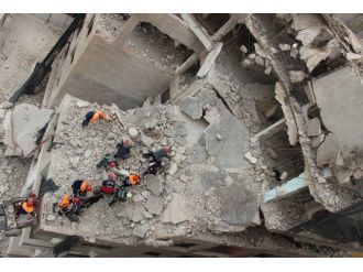 Göçük altındaki işçiyi kurtarma çalışması 6. saatinde