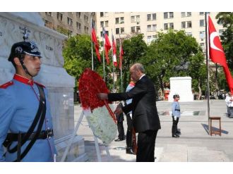 Bernardo O’Higgins’ın anıtına çelenk koydu