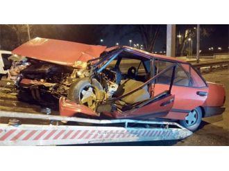 Bariyerlere çarpan araç hurdaya döndü: 3 yaralı