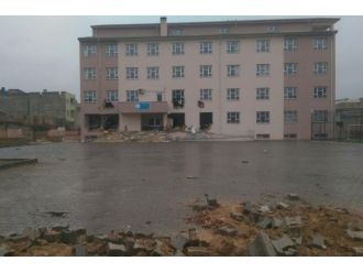 Teröristler okulu harabeye çevirdi
