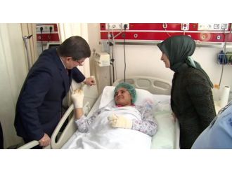 Davutoğlu çifti şehidin eşini ziyaret etti