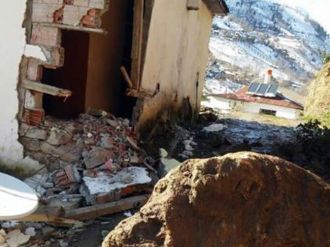 Dağdan kopan dev kaya faciaya neden oluyordu