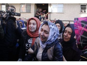 Eşinin arkasından feryadı ağlattı