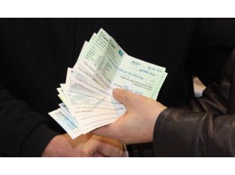 Çöp sandığı poşetten binlerce liralık çek çıktı