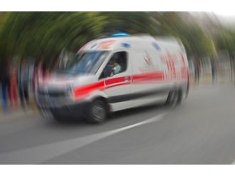 Karısını keserle öldürdü